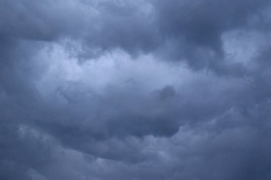 Yağmurlu bir günde bulut oluşumları