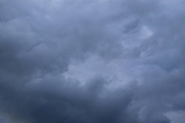 Yağmurlu bir günde bulut oluşumları