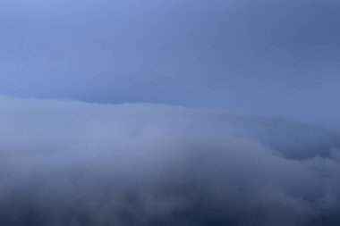 Yağmurlu bir günde bulut oluşumları