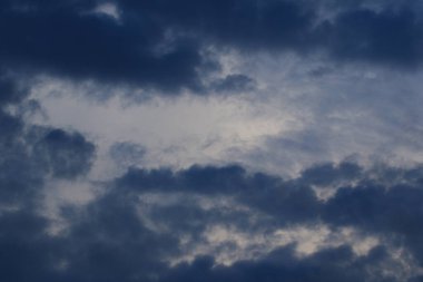 Yağmurlu bir günde bulut oluşumları