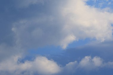 Yağmurlu bir günde bulut oluşumları