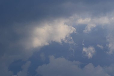 Yağmurlu bir günde bulut oluşumları