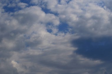 Yağmurlu bir günde bulut oluşumları