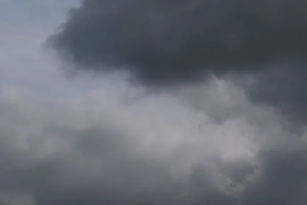 雨の日に雲が形成され — ストック写真