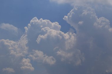 Yağmurlu bir günde bulut oluşumları