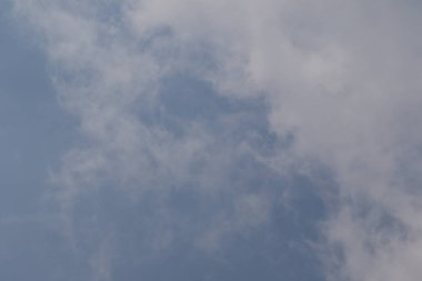 Yağmurlu bir günde bulut oluşumları