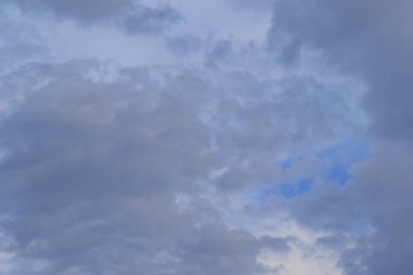 Yağmurlu bir günde bulut oluşumları