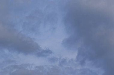 Yağmurlu bir günde bulut oluşumları