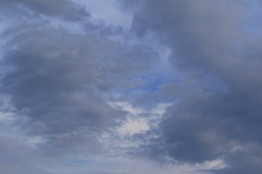 Yağmurlu bir günde bulut oluşumları