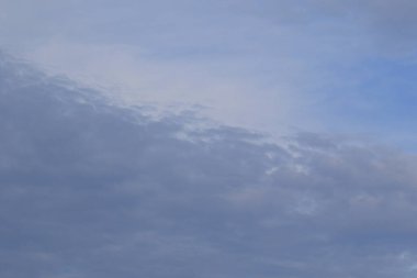 Yağmurlu bir günde bulut oluşumları