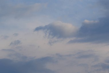 Yağmurlu bir günde bulut oluşumları