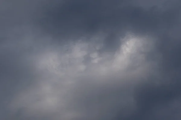 雨の日に雲が形成され — ストック写真