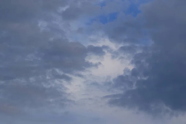 雨の日に雲が形成され — ストック写真