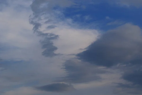 雨の日に雲が形成され — ストック写真