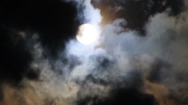 Güneş kara bulutların ardından yükseliyor.