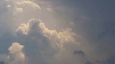 Gökyüzündeki fırtınalı kara bulutlar