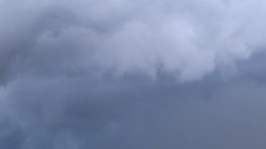 Gökyüzündeki fırtınalı kara bulutlar