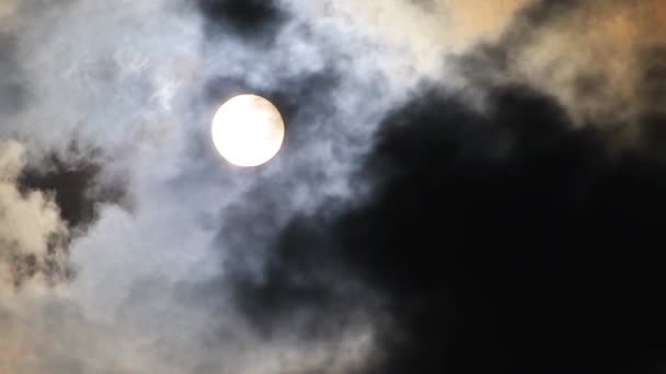 Ήλιος Ανατέλλει Πίσω Από Σκοτεινά Σύννεφα — Αρχείο Βίντεο
