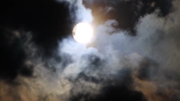 Güneş Kara Bulutların Ardından Yükseliyor — Stok video