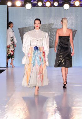 TIMISOARA, ROMANIA - 14 Mayıs 2019: Timisoara Moda Haftası 'nda Model Yürüyüşü