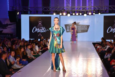 TIMISOARA, ROMANIA - 14 Mayıs 2019: Timisoara Moda Haftası 'nda Model Yürüyüşü