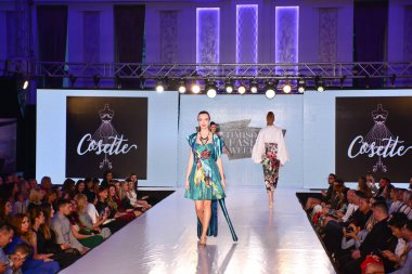 TIMISOARA, ROMANIA - 14 Mayıs 2019: Timisoara Moda Haftası 'nda Model Yürüyüşü