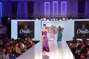 TIMISOARA, ROMANIA - 14 Mayıs 2019: Timisoara Moda Haftası 'nda Model Yürüyüşü