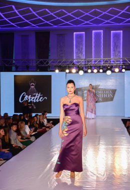 TIMISOARA, ROMANIA - 14 Mayıs 2019: Timisoara Moda Haftası 'nda Model Yürüyüşü