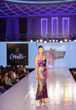 TIMISOARA, ROMANIA - 14 Mayıs 2019: Timisoara Moda Haftası 'nda Model Yürüyüşü