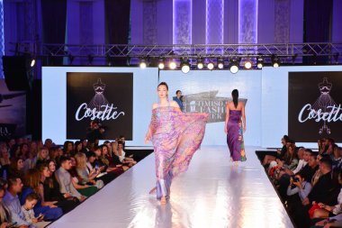 TIMISOARA, ROMANIA - 14 Mayıs 2019: Timisoara Moda Haftası 'nda Model Yürüyüşü