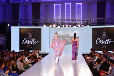 TIMISOARA, ROMANIA - 14 Mayıs 2019: Timisoara Moda Haftası 'nda Model Yürüyüşü