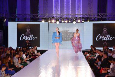 TIMISOARA, ROMANIA - 14 Mayıs 2019: Timisoara Moda Haftası 'nda Model Yürüyüşü