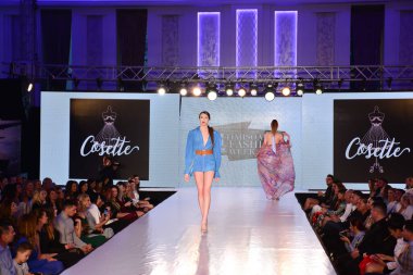 TIMISOARA, ROMANIA - 14 Mayıs 2019: Timisoara Moda Haftası 'nda Model Yürüyüşü