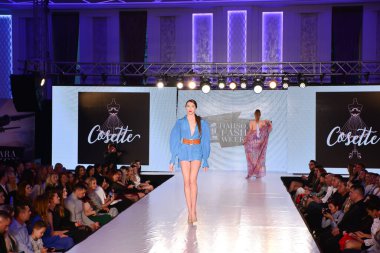 TIMISOARA, ROMANIA - 14 Mayıs 2019: Timisoara Moda Haftası 'nda Model Yürüyüşü