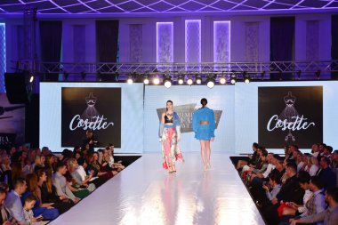 TIMISOARA, ROMANIA - 14 Mayıs 2019: Timisoara Moda Haftası 'nda Model Yürüyüşü