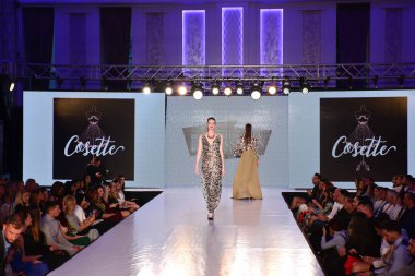 TIMISOARA, ROMANIA - 14 Mayıs 2019: Timisoara Moda Haftası 'nda Model Yürüyüşü