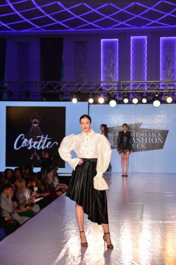 TIMISOARA, ROMANIA - 14 Mayıs 2019: Timisoara Moda Haftası 'nda Model Yürüyüşü