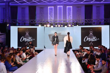 TIMISOARA, ROMANIA - 14 Mayıs 2019: Timisoara Moda Haftası 'nda Model Yürüyüşü