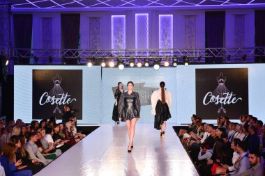 TIMISOARA, ROMANIA - 14 Mayıs 2019: Timisoara Moda Haftası 'nda Model Yürüyüşü