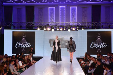 TIMISOARA, ROMANIA - 14 Mayıs 2019: Timisoara Moda Haftası 'nda Model Yürüyüşü