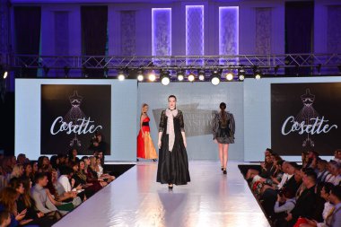 TIMISOARA, ROMANIA - 14 Mayıs 2019: Timisoara Moda Haftası 'nda Model Yürüyüşü