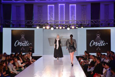 TIMISOARA, ROMANIA - 14 Mayıs 2019: Timisoara Moda Haftası 'nda Model Yürüyüşü