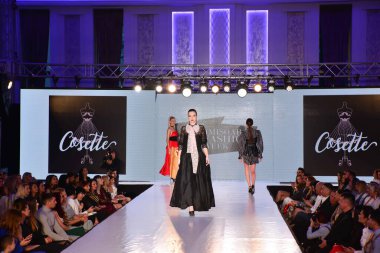 TIMISOARA, ROMANIA - 14 Mayıs 2019: Timisoara Moda Haftası 'nda Model Yürüyüşü