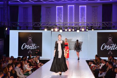 TIMISOARA, ROMANIA - 14 Mayıs 2019: Timisoara Moda Haftası 'nda Model Yürüyüşü