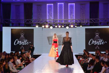 TIMISOARA, ROMANIA - 14 Mayıs 2019: Timisoara Moda Haftası 'nda Model Yürüyüşü