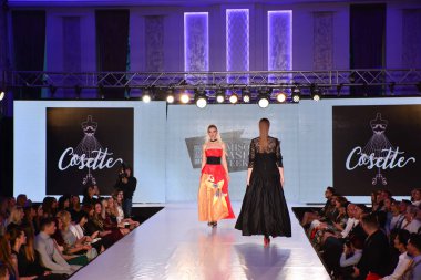 TIMISOARA, ROMANIA - 14 Mayıs 2019: Timisoara Moda Haftası 'nda Model Yürüyüşü