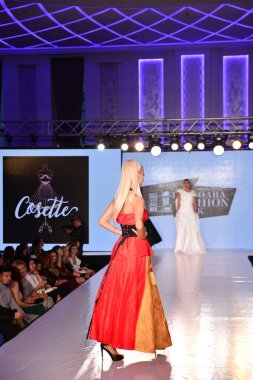 TIMISOARA, ROMANIA - 14 Mayıs 2019: Timisoara Moda Haftası 'nda Model Yürüyüşü