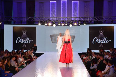 TIMISOARA, ROMANIA - 14 Mayıs 2019: Timisoara Moda Haftası 'nda Model Yürüyüşü