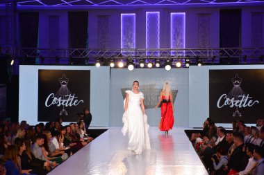 TIMISOARA, ROMANIA - 14 Mayıs 2019: Timisoara Moda Haftası 'nda Model Yürüyüşü