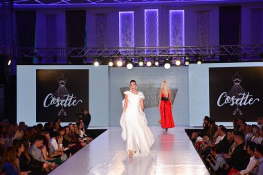 TIMISOARA, ROMANIA - 14 Mayıs 2019: Timisoara Moda Haftası 'nda Model Yürüyüşü